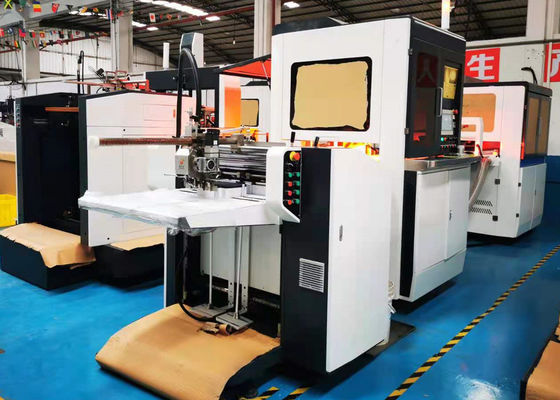एलएस 450 एस बॉक्स पोजिशनिंग मशीन जिसका उपयोग मोबाइल फोन बॉक्स बनाने के लिए कागज पर भीतरी बॉक्स को चिपकाने के लिए किया जाता है।