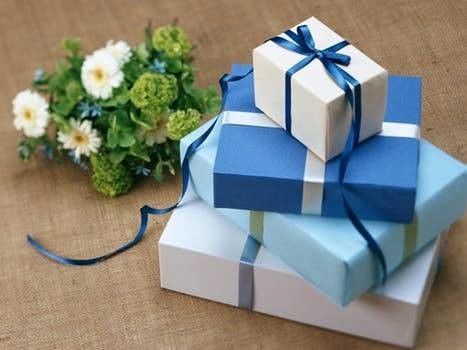 कार्डबोर्ड बॉक्स बनाने की मशीन के लिए स्पीड 70 पीसी प्रति मिनट के साथ गिफ्ट बॉक्स कॉर्नर मशीन चिपकाना